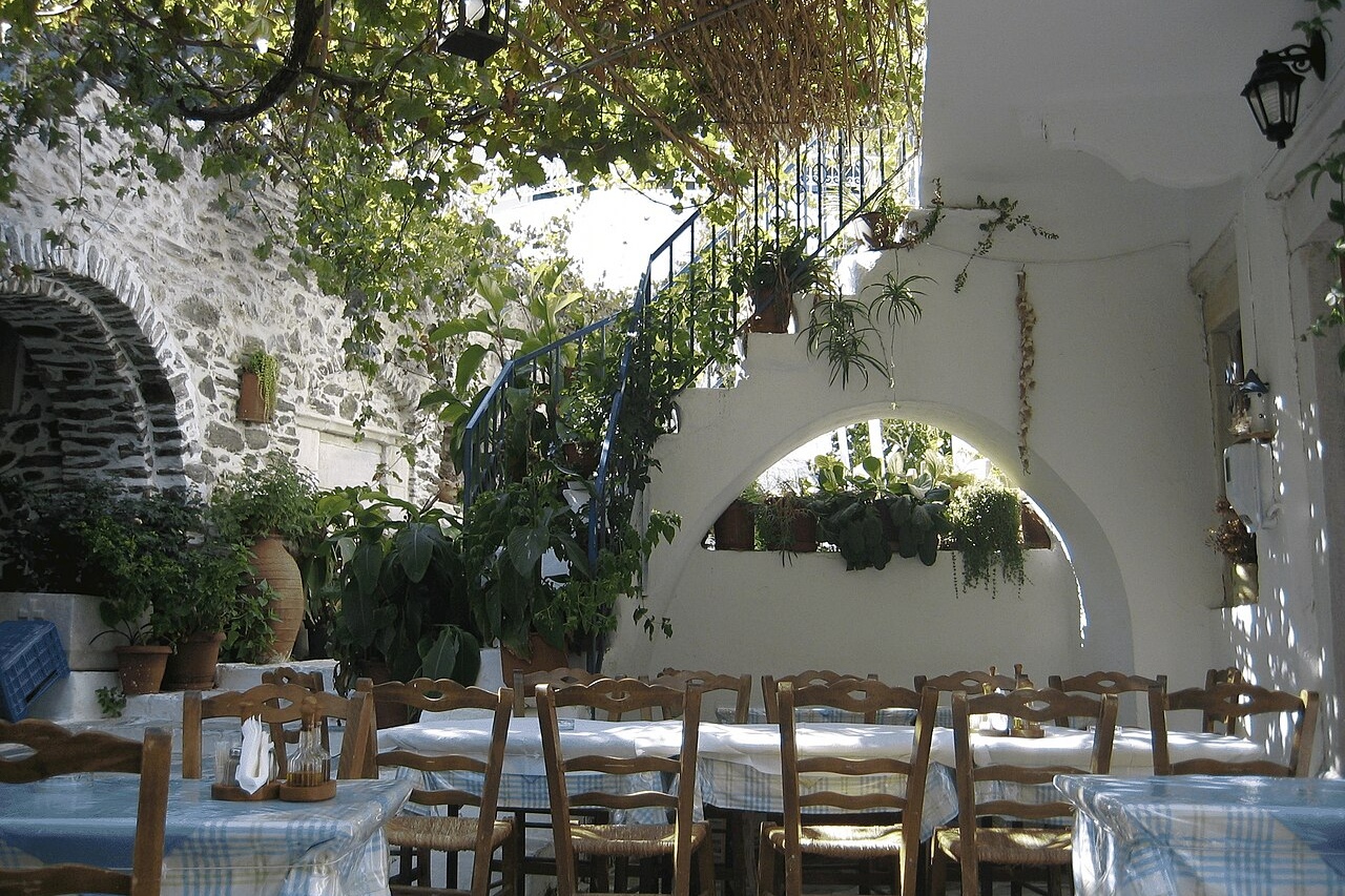 Taverna Matina a Stavros v horské vesnici Koronos na Naxu. Silný pramen je v jednom z podloubí. Kredit: Zde, Wikimedia Commons. Licence CC 4.0.