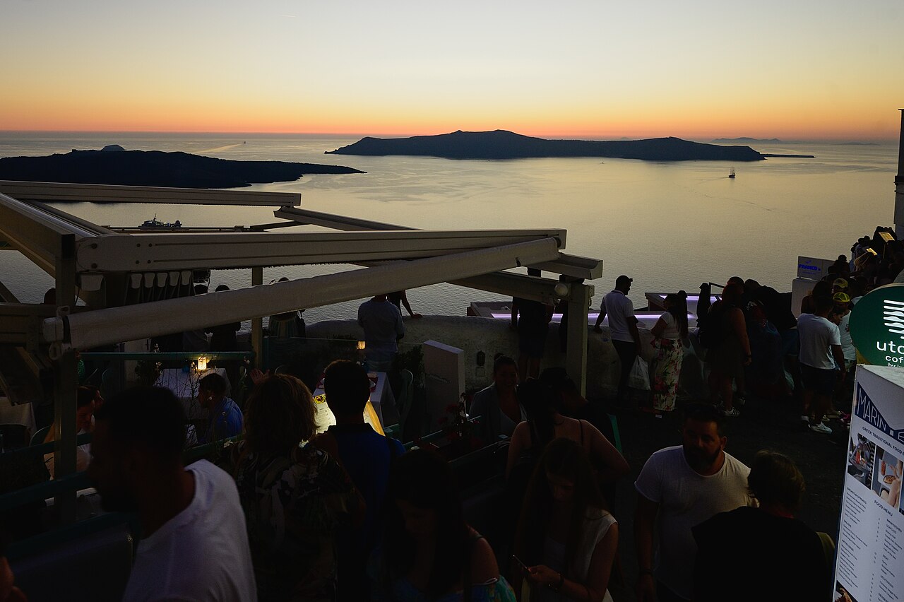 Začátek fronty k vyhlídce na západ Slunce ve Fiře na Santorini, dál je mnohem hustší. Kredit: Zde, Wikimedia Commons. Licence CC 4.0.