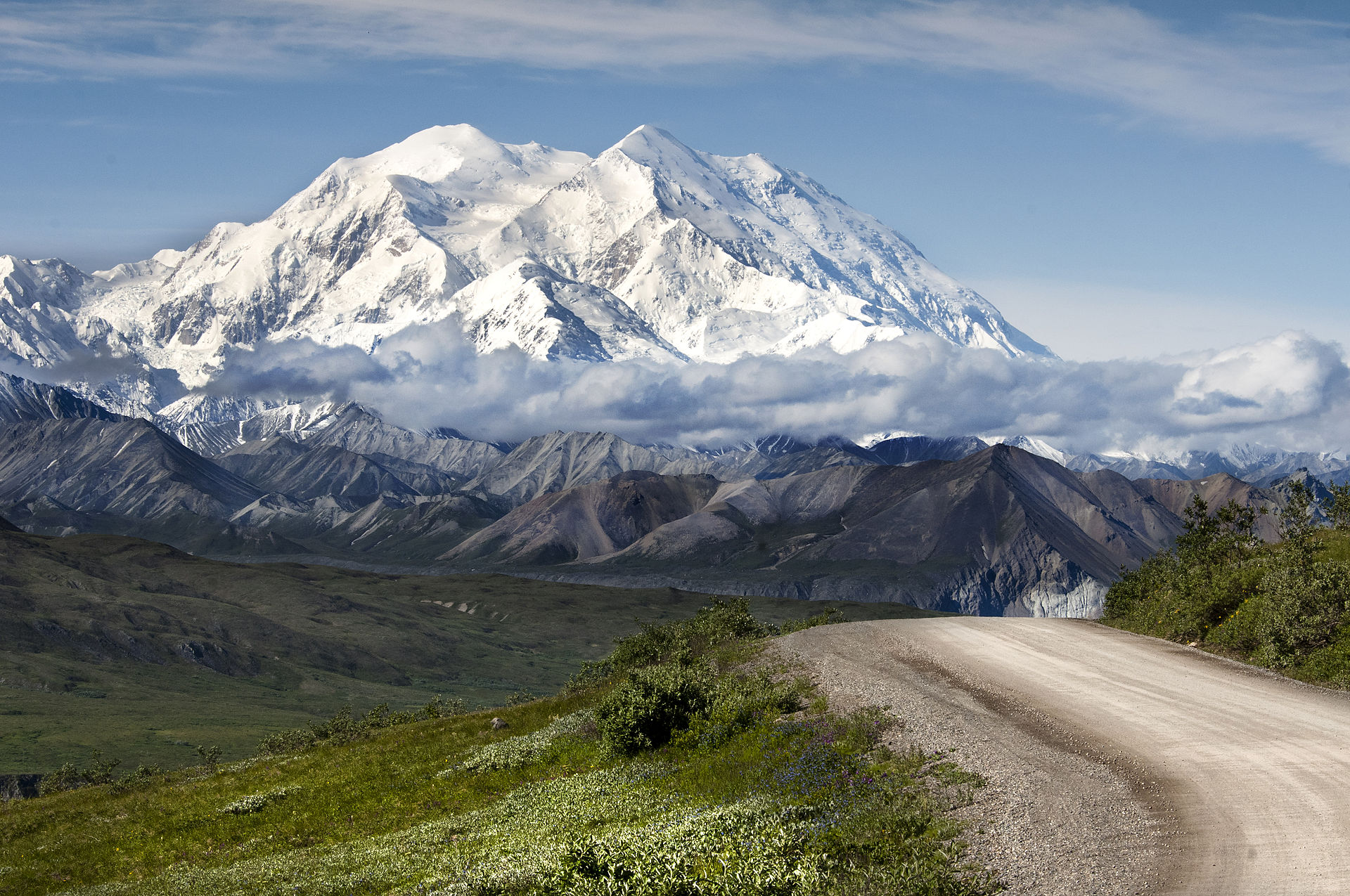 Malebná scenérie na území Národního parku Denali, v němž bylo učiněno množství významných paleontologických objevů ze souvrství Prince Creek. Park byl oficiálně vyhlášen roku 1917, má rozlohu necelých 25 000 čtverečních kilometrů a zahrnuje i nejvyšš