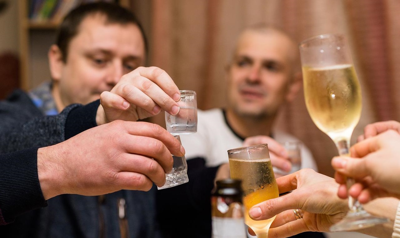 Pitie alkoholu je v našej spoločnosti pevne zakorenené. Zdroj: Pixabay.