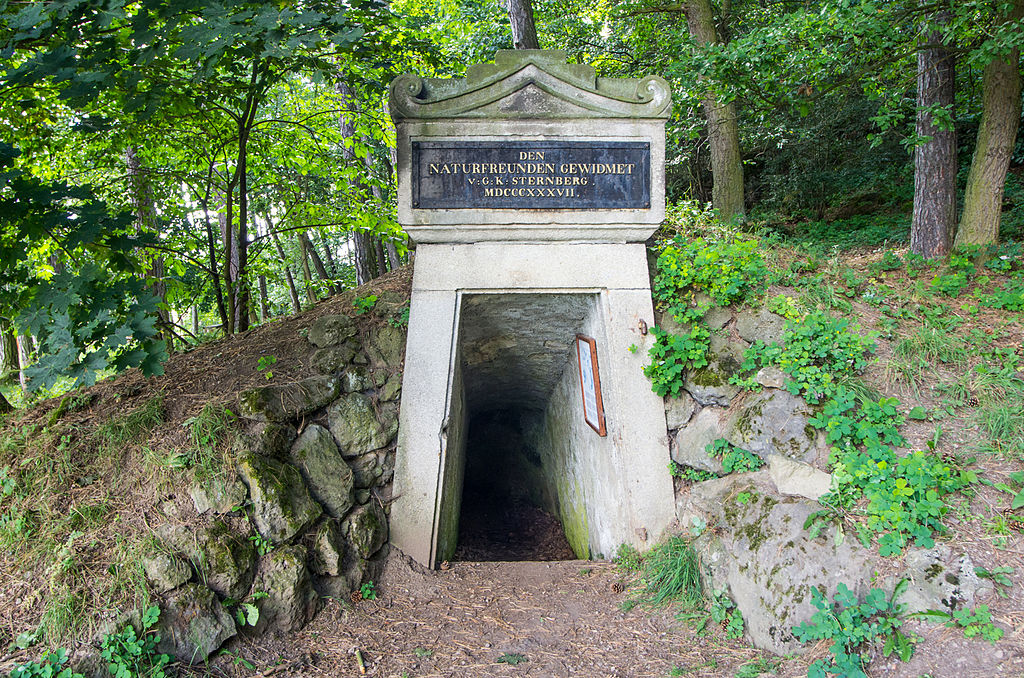 Komorní hůrka, ústí štoly, kterou na Goetheho návrh nechal prorazit hrabě Kašpar Šternberk, a „věnoval přátelům přírody“, 1837. Kredit: Lubor Ferenc, Wikimedia Commons. Licence CC 4.0.