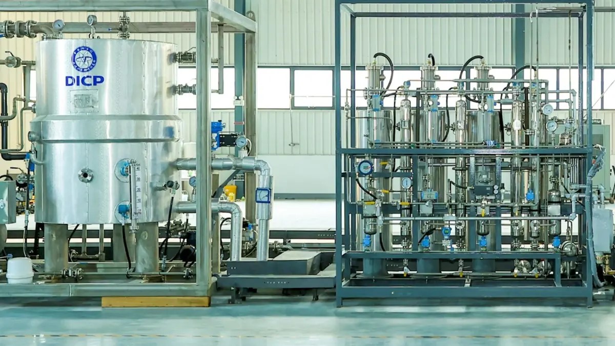 250 kW systém na výrobu vodíku a dalších látek. Kredit: JIANG Shang/CAS.