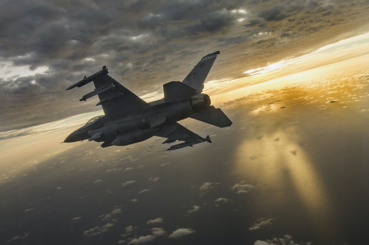 F-16 s lidským pilotem. Kredit: US Air Force / Tech. Sgt. John Raven.