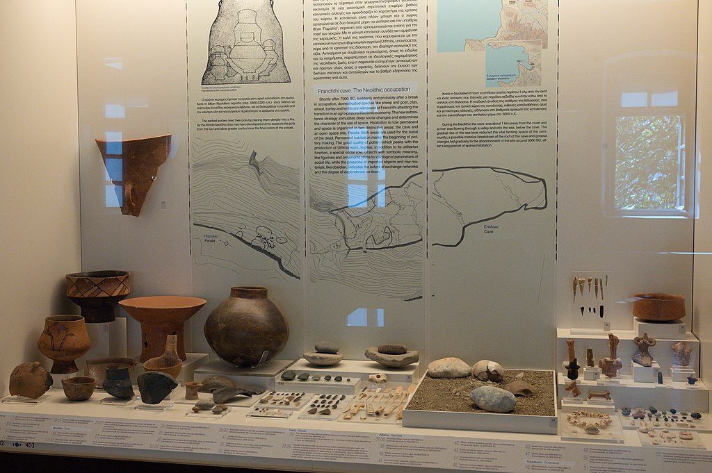 Nálezy z neolitického osídlení jeskyně Franchthi, 6500 až 3200 před n. l. Archeologické muzeum v Naupliu (Nafplionu). Kredit: Zde, Wikimedia Commons. Licence CC 4.0.