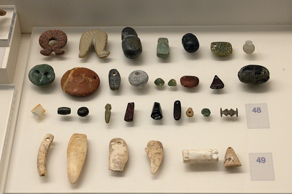 Ozdoby vyrobené z kamene a kostí. Jeskyně Franchthi, 6800-3200 před n. l. Archeologické muzeum v Naupliu. Kredit: Zde, Wikimedia Commons. Licence CC 4.0.