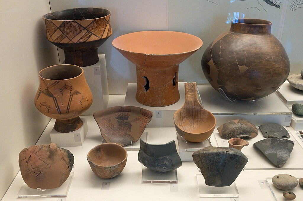 Keramika z neolitického osídlení jeskyně Franchthi, 5800 až 3200 před n. l. Archeologické muzeum v Naupliu. Kredit: Zde, Wikimedia Commons. Licence CC 4.0.