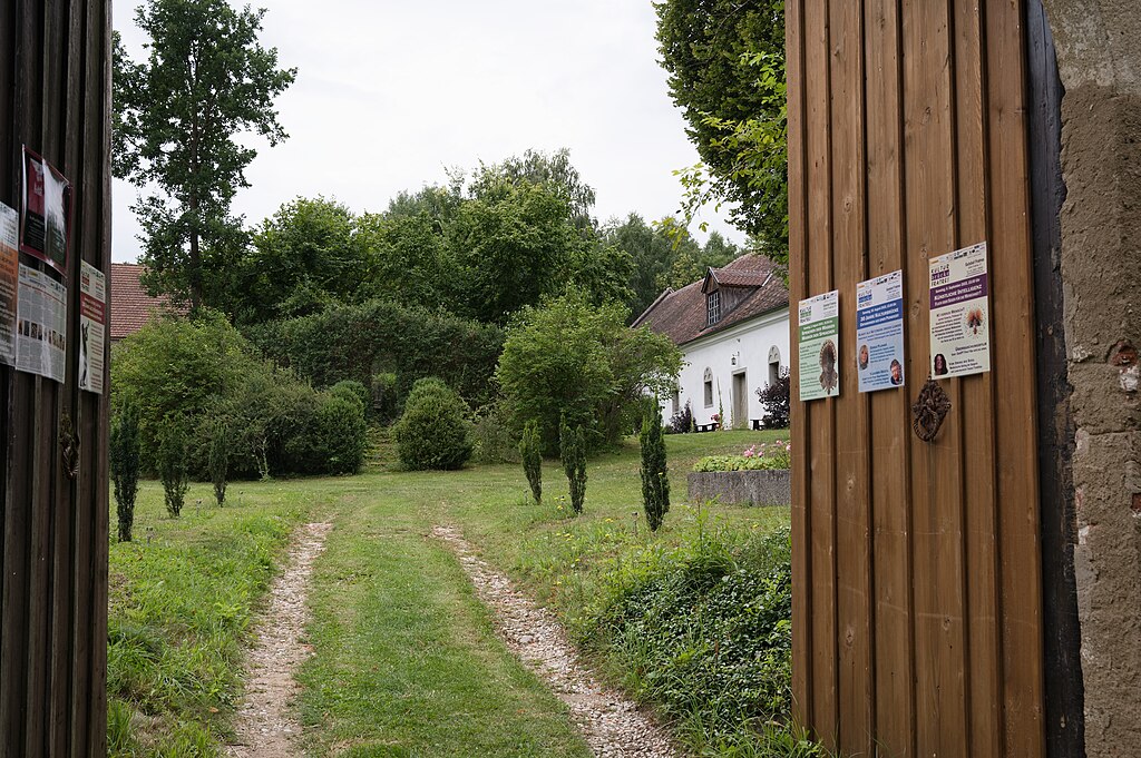 Vchod do bývalého statku ve Fratres. Muzeum je vpravo, kde původně býval kravín. Kredit: Zde, Wikimedia Commons. Licence CC 4.0.