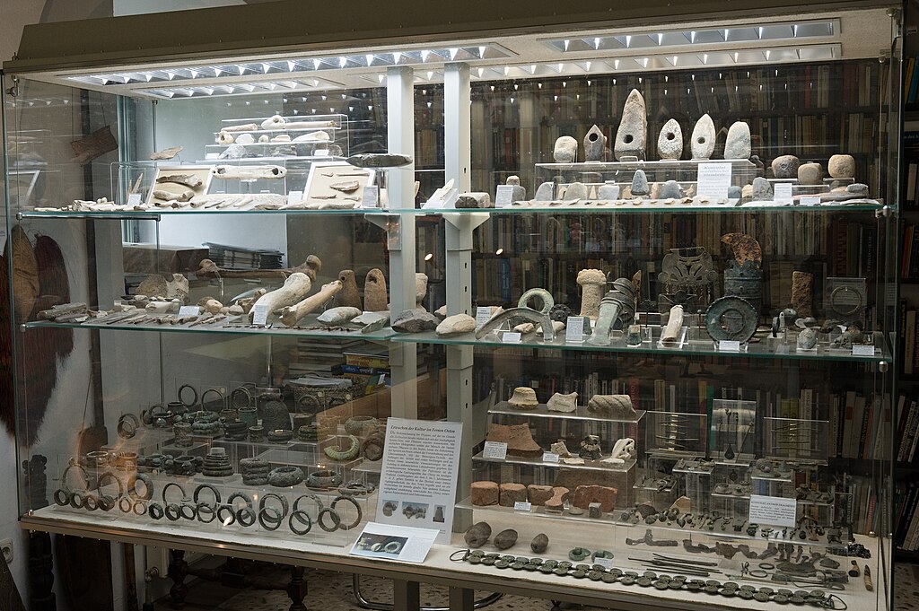 První z vitrín k tématu přežití, od paleolitu po pokročilou dobu železnou. Kredit: Zde, Wikimedia Commons. Licence CC 4.0.