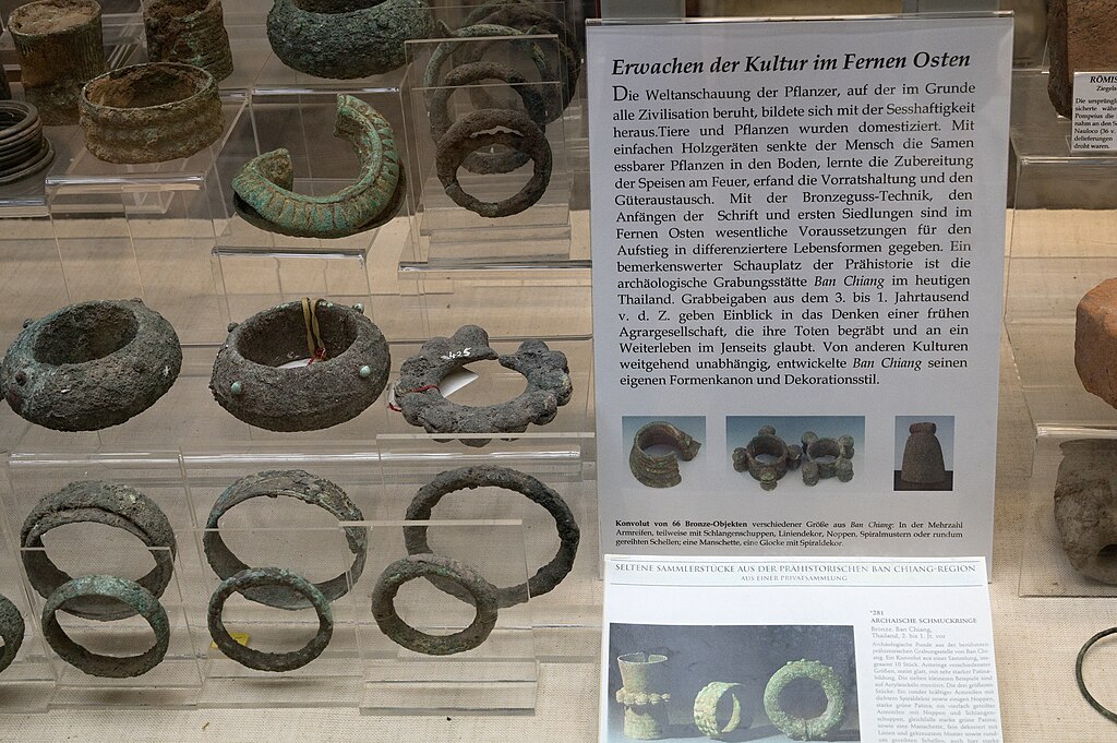 Drobné bronzy kultury Bang Chiang, Thajsko, 3. až 1. tisíciletí před n. l. Kredit: Zde, Wikimedia Commons. Licence CC 4.0.