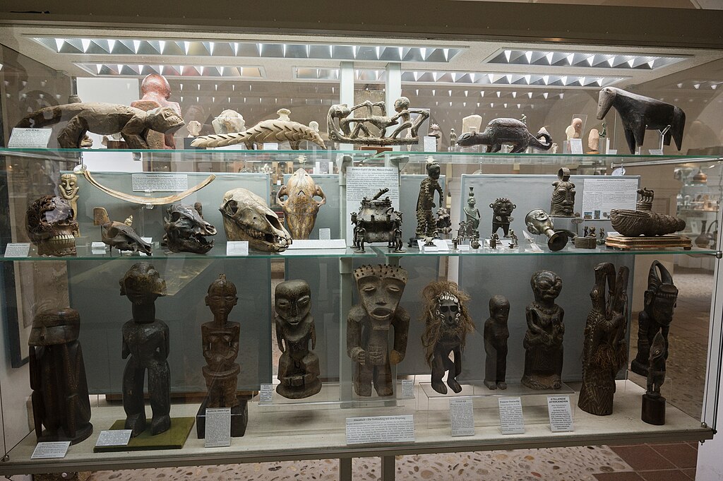 Většina těchto předmětů pochází z afrických rolnických kultur, některé z indonéské a tichomořské oblasti. Kredit: Zde, Wikimedia Commons. Licence CC 4.0.