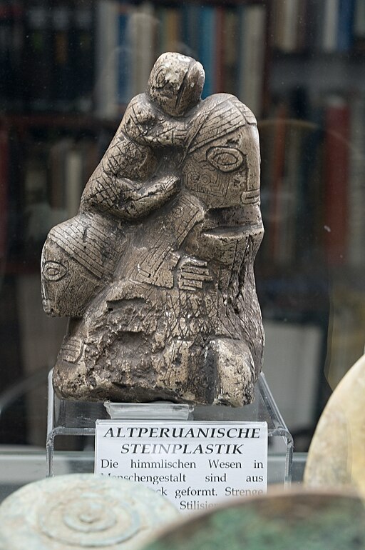 Stará peruánská kamenná soška. Kredit: Zde, Wikimedia Commons. Licence CC 4.0.