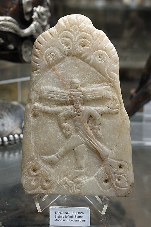 Tančící Šiva. Menší kamenný reliéf se Sluncem, Měsícem a stromem života. Kredit: Zde, Wikimedia Commons. Licence CC 4.0.