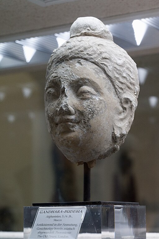Gandhárský Buddha. Afghánistán, 5. nebo 6. století n. l., štukatura. Vliv řecké antiky. Kredit: Zde, Wikimedia Commons. Licence CC 4.0.