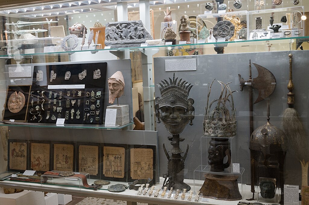 Bojová témata a náčiní různých kultur. Kredit: Zde, Wikimedia Commons. Licence CC 4.0.