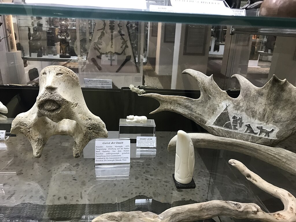 Duch Inuity. Autenticita díla inuitského umělce Towkie Maniapika z roku 1979 je stvrzena osvědčením kanadských úřadů. Kredit: Zde, Wikimedia Commons. Licence CC 4.0.