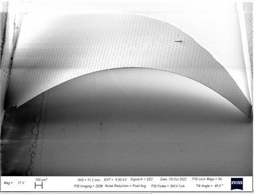 Ohnutá diamantová membrána v rastrovacím elektronovém mikroskopu. Kredit: Fraunhofer USA, Center Midwest CMW.