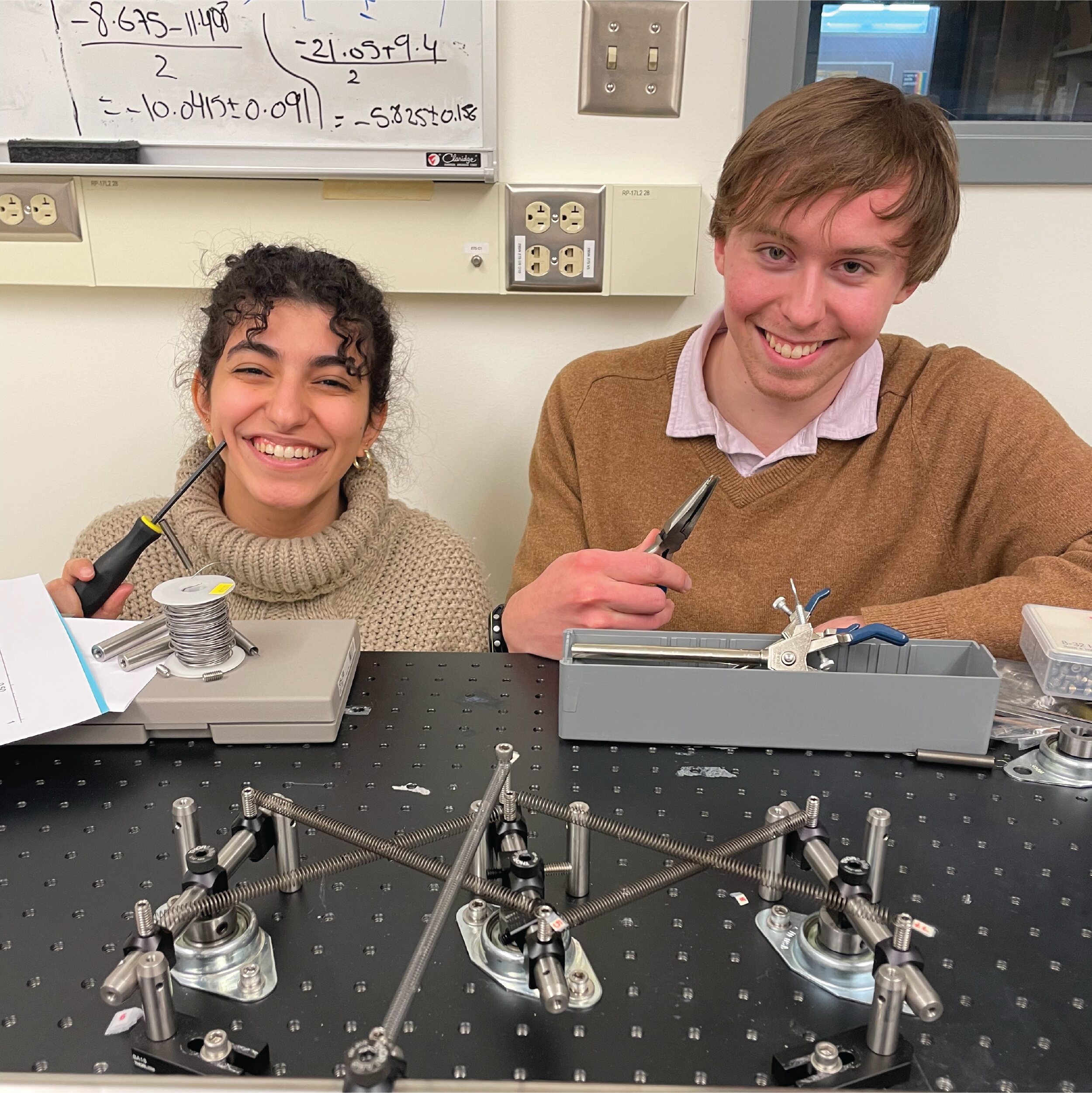 Počítač s pružinami. Kredit: St. Olaf College.