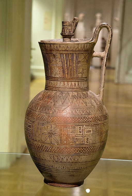 Větší nádoba s víčkem, geometricky zdobená. Attka, kolem 730 před n. l. ÚKA 60-3. Kredit: Zde, Wikimedia Commons. Licence CC 4.0.