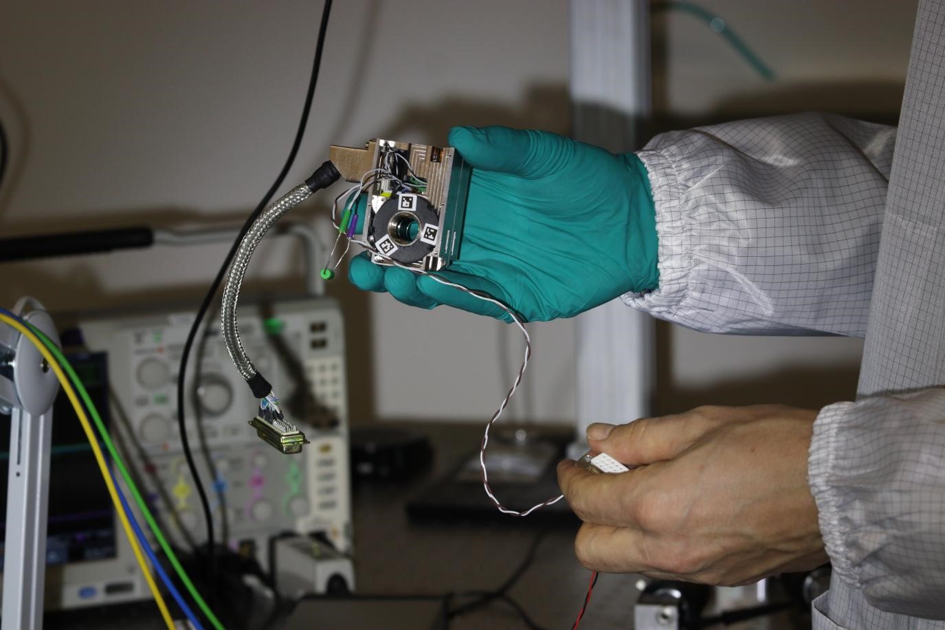 Funkční prototyp mechanismu pro přepínání laserových svazků určený pro misi LISA. Zdroj: https://www.avcr.cz/