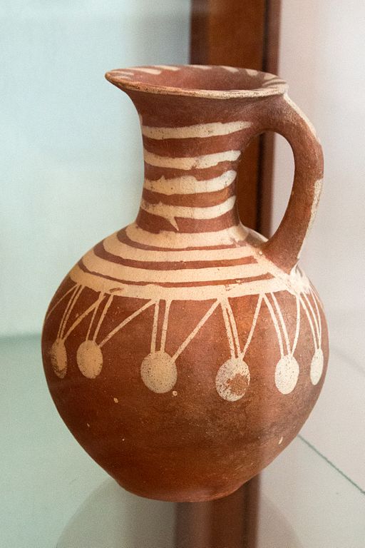 Džbán z předělu rané a střední doby bronzové, Fylakopi I až II, kolem 2000 před n. l. Archeologické muzeum na Mélu. Kredit: Zde, Wikimedia Commons.