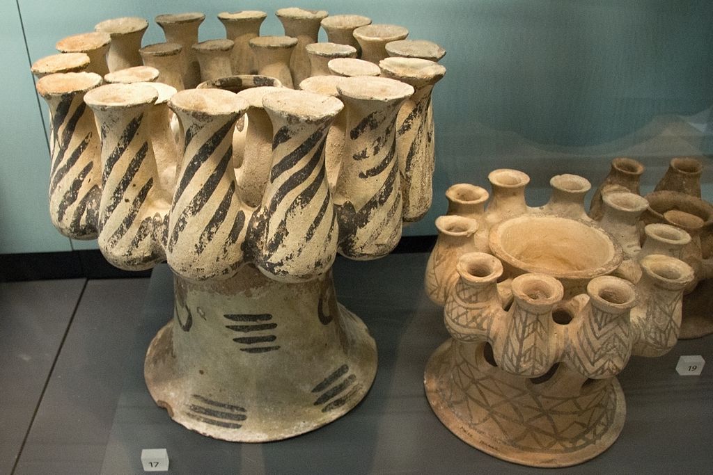 Mnohočetné keramické kerny z Mélu. Závěr rané doby bronzové, Fylakopi I, 2300–2100 př. n. l. Ashmolean Museum v Oxfordu, AN 1926.677, AN 1971.157. Kredit: Zde, Wikimedia Commons.