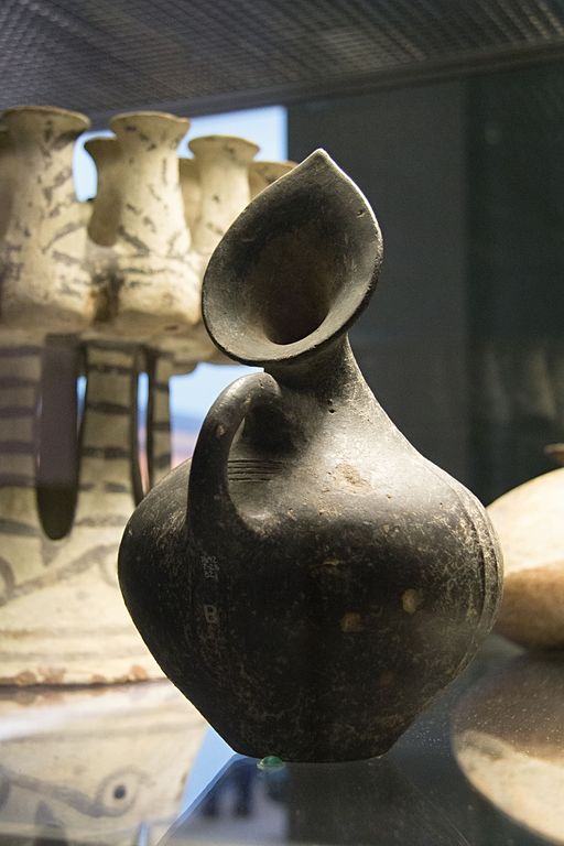 Džbán se svislou hubičkou ve tvaru listu. Závěr rané doby bronzové, Fylakopi I, 2300–2000 př. n. l. Britské muzeum, GR 1842.7-28.821, BM Cat Vases A331. Kredit: Zde, Wikimedia Commons.
