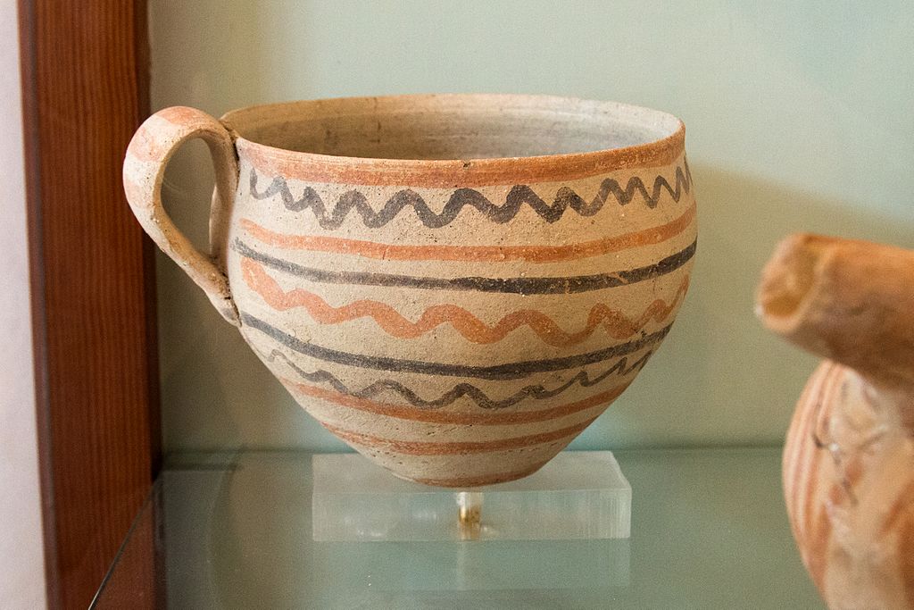 Mélská keramika z Fylakopi. Pozdní doba bronzová I-II, Fylakopi III. Archeologické muzeum na Mélu. Kredit: Zde, Wikimedia Commons.