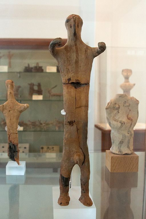 Terakotová figurka muže ze Západní svatyně ve Fylakopi. Pozdní doba helladská III C, Fylakopi IV, 12. století před n. l. Archeologické muzeum na Mélu. Kredit: Zde, Wikimedia Commons.