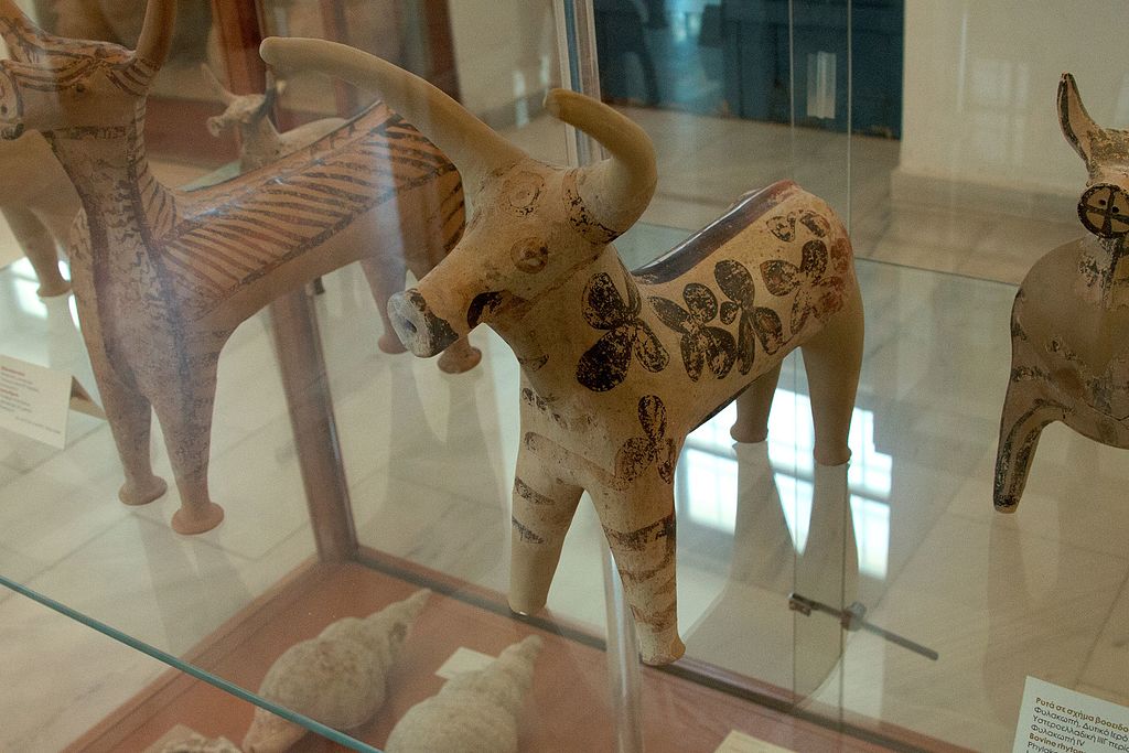 Figurka býka ze Západní svatyně, Fylakopi IV. Archeologické muzeum na Mélu. Kredit: Zde, Wikimedia Commons.
