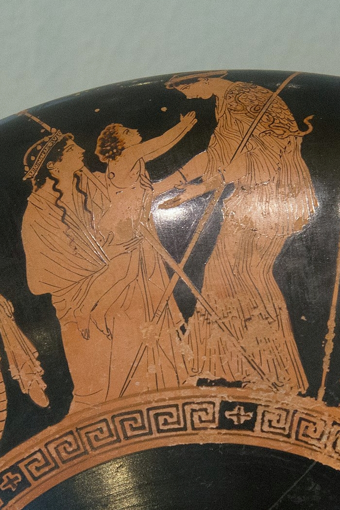 Gaia podává Erichthonia Athéně. Attický červenofigurový kylix, 440-430 před n. l. Antikensammlung Berlin, Altes Museum, F 2537. Kredit: Zde, Wikimedia Commons. Licence CC 4.0.