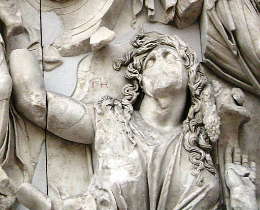 Gaia, detail z gigantomachie na oltáři z Pergamonu, 184 před n. l. Antikensammlung Berlin, Pergamonmuseum. Kredit: Gryffindor, Wikimedia Commons. Public domain.