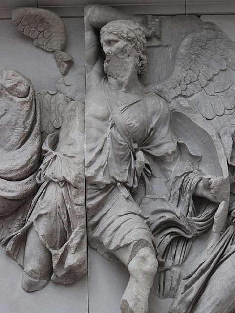 Úranos bojuje s Giganty. Detail z Gigantomachie na oltáři z Pergamonu, 184 před n. l. Antikensammlung Berlin, Pergamonmuseum. Kredit: Miguel Hermoso Cuesta, Wikimedia Commons. Licence CC 4.0.