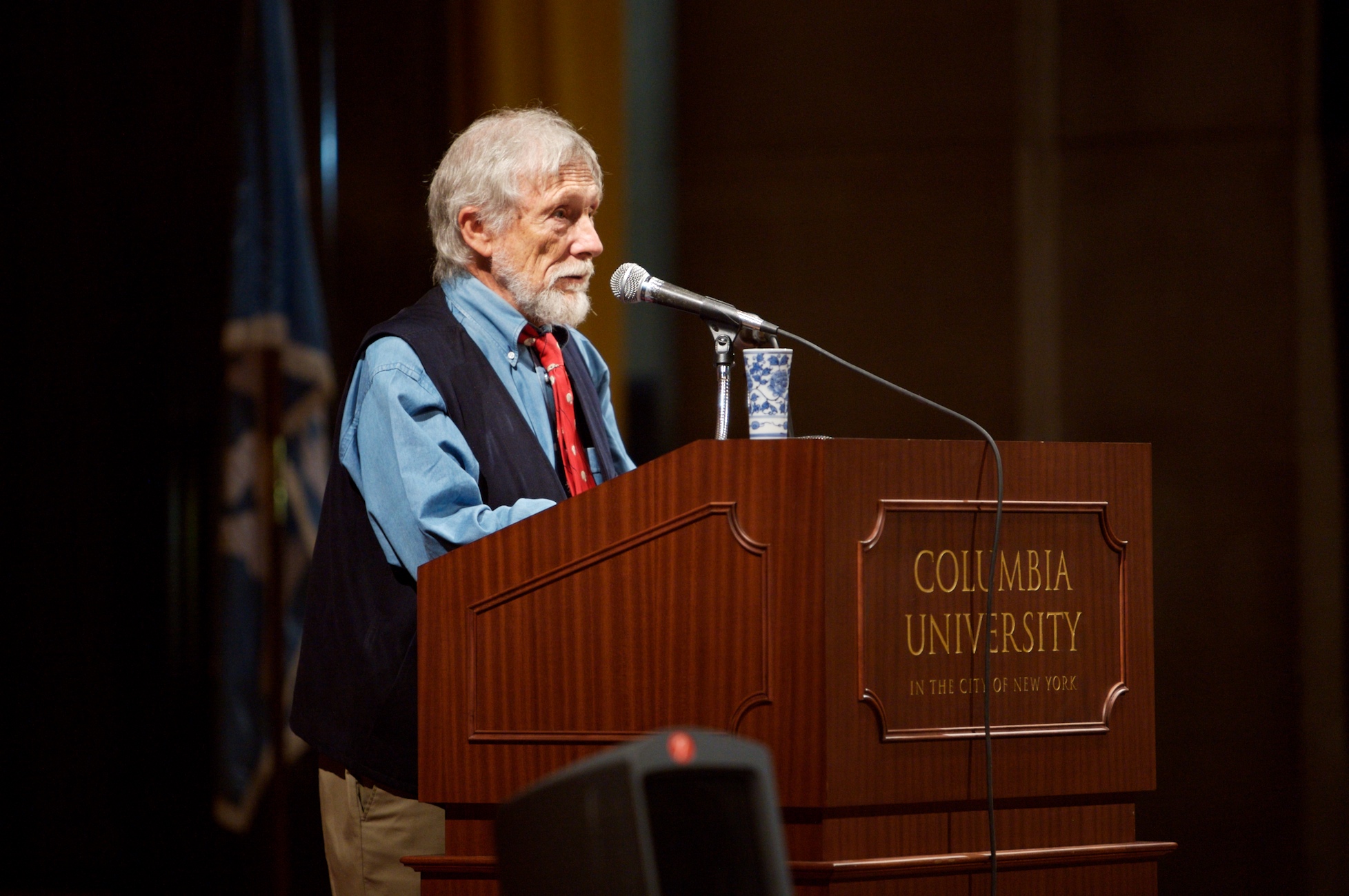 Gary Snyder na Columbia university v roce 2007. Â AmerickĂ˝Â bĂˇsnĂ­k, esejista, environmentalista a bĂ­tnĂ­k.Â Nositel Pulitzerovy ceny. (Foto: Fett â€“ Flickr. LicencovĂˇno pod CC BY 2.0  Wikimedia Commons)
