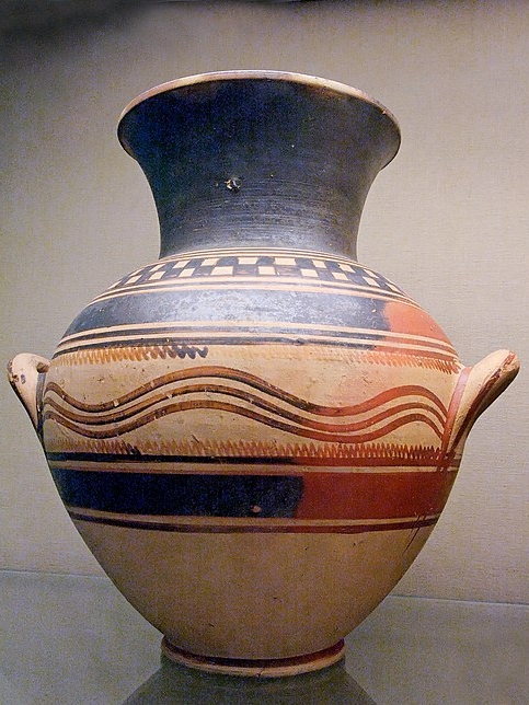 (Pozdně) proto-geometrická amfora s uchy na těle nádoby, s šachovnicovým vzorem v horním poli a s vlnovkovým zdobením na těle. Athény, 950 až 900 před n. l. British Museum, GR 1978.7-1.7 (Cat. Vases A1123). Kredit: Marie-Lan Nguyen, Wikimedia Commons