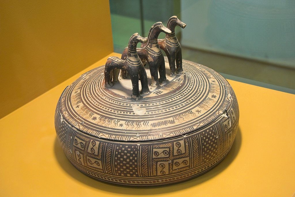 Pyxis z geometrického období s plastikou tří koní na víku. Athény, 750-700 před n. l. Muzeum staré agory v Athénách. Kredit: Zde, Wikimedia Commons. Licence CC 4.0.