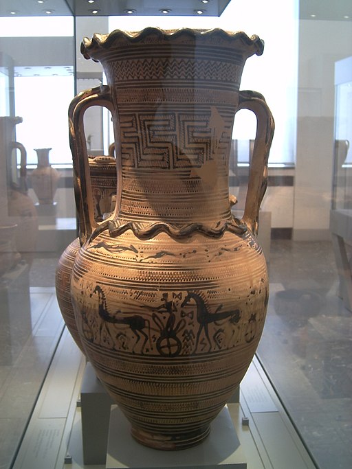 Pozdně geometrická amfora, s ekforou na těle nádoby a plastickými hady. Atika, 730 až 720 před n. l. Altes Museum Berlin. Kredit: Marcus Cyron, Wikimedia Commons. Licence CC 2.5.