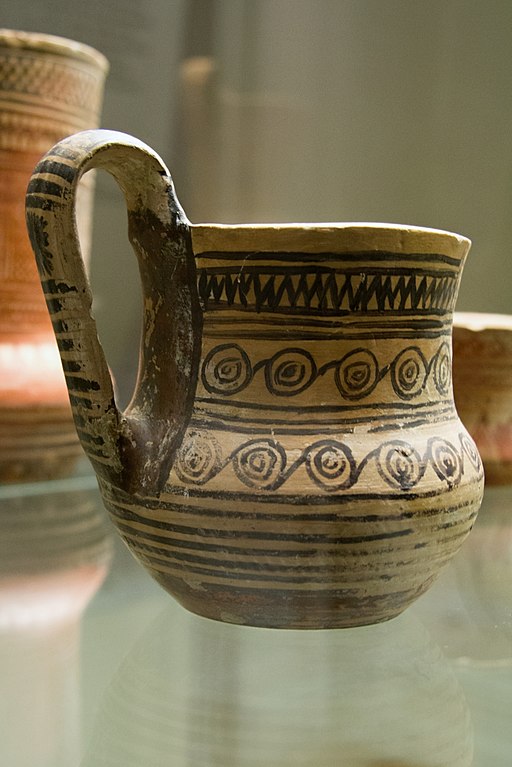 Pohár (goblet), pozdně geometrický. Výrazný motiv propojených spirál. Atická dílna, 750 až 725 před n. l. Národní muzeum v Praze, NM-H10 4603, nevystavuje se. Kredit: Zde, Wikimedia Commons. Licence CC 4.0.