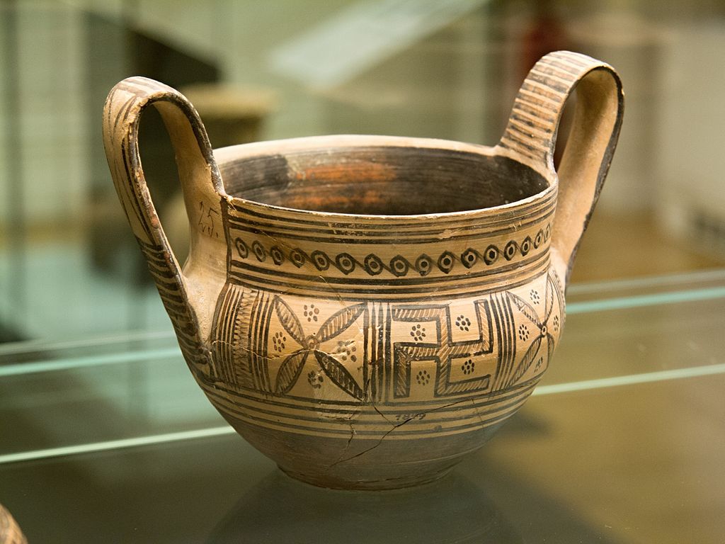 Kantharos se svastikou a rosetami. Attická pozdně geometrická keramika, kolem roku 760 před n. l. Národní muzeum v Praze, NM-H10 1849, nevystavuje se. Kredit: Zde, Wikimedia Commons. Licence CC 4.0.