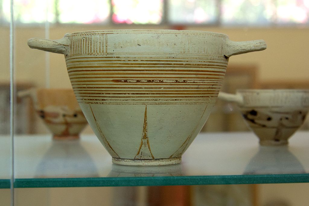 Skyfos v geometrickém stylu, z Paru, snad z konce 8. století před n. l. Archeologické muzeum na Paru. Kredit: Zde, Wikimedia Commons. Licence CC 4.0.