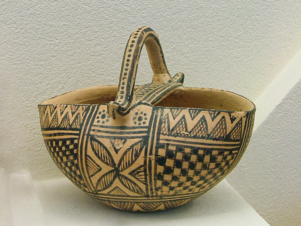 Kalathos v pozdně geometrickém stylu. Nález z hrobu dítěte, Athény, 750 až 700 před n. l. Archeologické muzeum v Kerameiku (Athény), T 50/V. Kredit: Dorieo, Wikimedia Commons. Licence CC 4.0.
