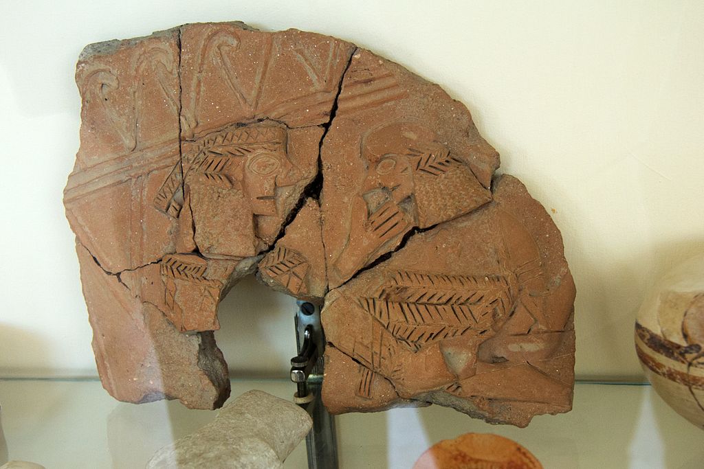 Fragment reliéfu z geometrické vázy, 680 až 650 před n. l, z akropole Koukounaries (Naoussa) na Paru. Archeologické muzeum v Paroikii, Paros. Archeologické muzeum v Thébách. Kredit: Zde, Wikimedia Commons. Licence CC 4.0.