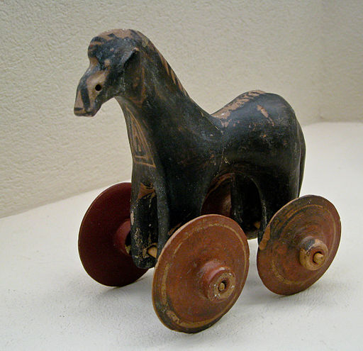 Figurka koně na kolečkách, nejspíše dětská hračka, 950-900 před n. l. Kerameikos Archaeological Museum in Athens. Kredit: Sharon Mollerus, Wikimedia Commons. Licence CC 2.0.