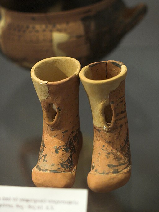 Terakotové vysoké boty, nejspíš pro dřevěnou sochu (možná Artemidy?). Grotta, 9. až 8. století před n. l. Archeologické muzeum na Naxu. Kredit: Zde, Wikimedia Commons. Licence CC 3.0.