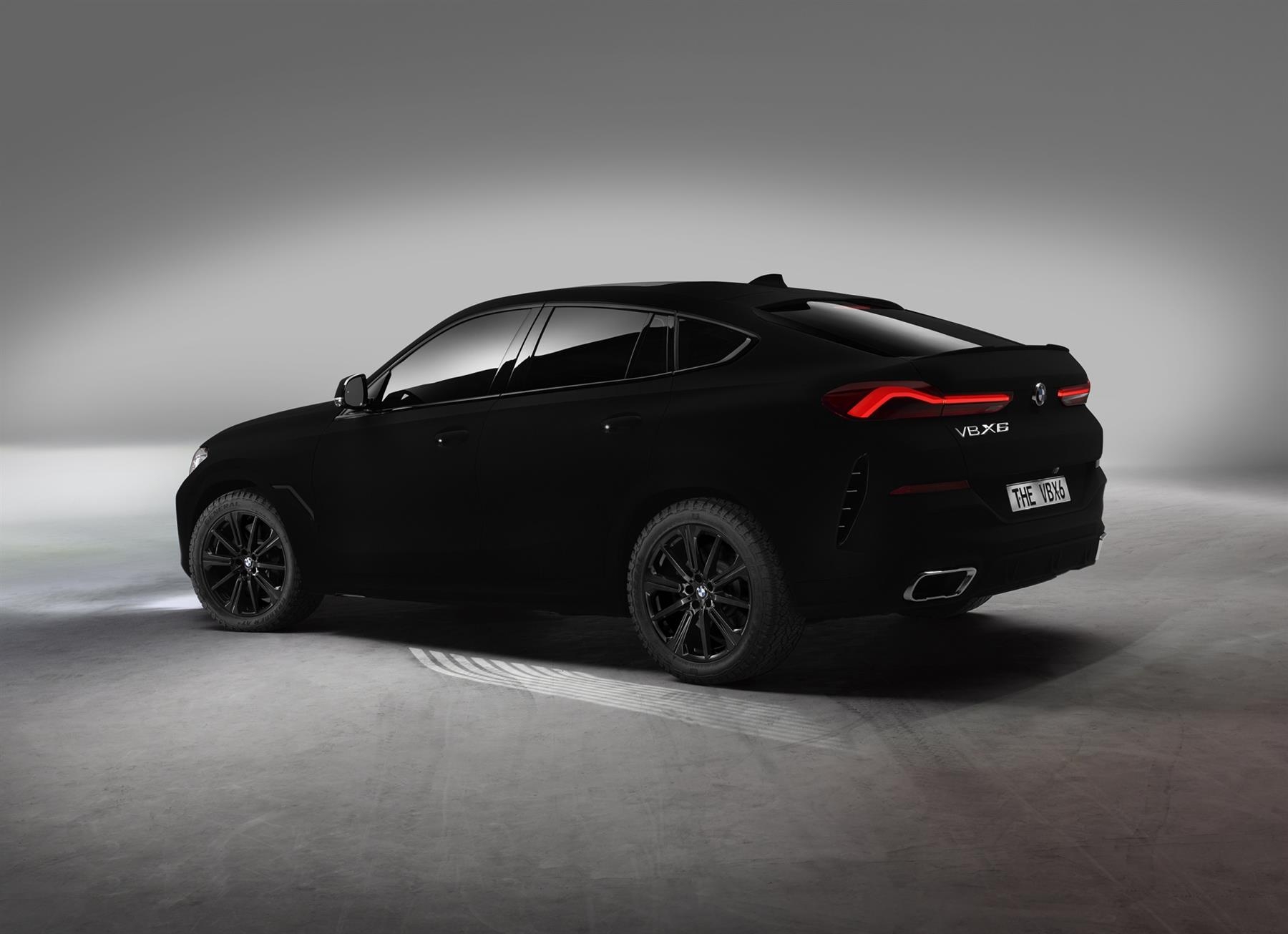 Nejčernější černé SUV X6 na světě – „Vantablack“,  je výsledkem spolupráce mezi BMW a Surrey NanoSystems. Třetí rozměr a křivky karoserie u takového povrchu zanikají. Zdroj: BMW