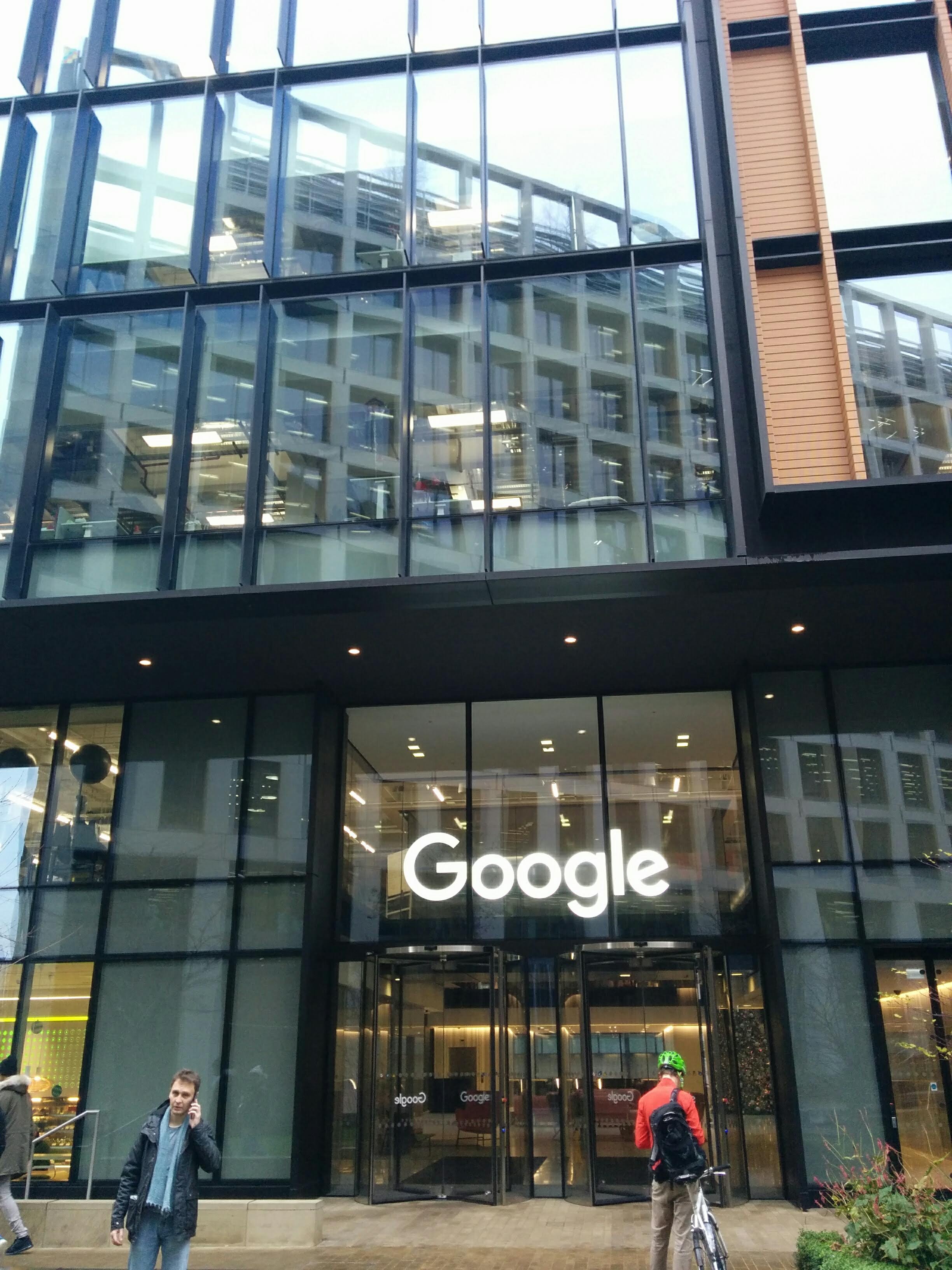 Program AlphaZero je produktem společnosti DeepMind. Na obrázku je vchod do budovy, na 6 Pancras Square, v Londýně, kde Google a DeepMind mají základnu.  Kredit: Gciriani, Wikipedia, CC BY-SA 4.0