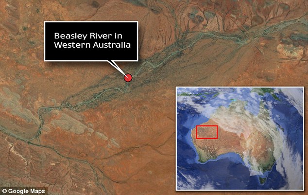 V zĂˇpadnĂ­ AustrĂˇlii objevil Tim Blake z University of Western Australia mĂ­sto, kde Ĺ™eka Beasley odkryla ÄŤediÄŤovĂ© vrstvy, kterĂ© svĂ˝mi velkĂ˝mi bublinami vypovĂ­dajĂ­ o charakteru atmosfĂ©ry na poÄŤĂˇtku vzniku Ĺľivota na Zemi.  (Kredit: Goog