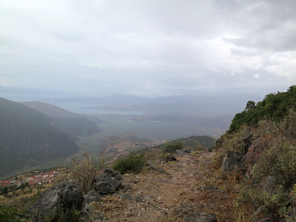 Výhled na Delfy, jsou vlevo dole, dál je Itea u Korintského zálivu, za ním v mracích hory Peloponésu. Kredit: Marie.)