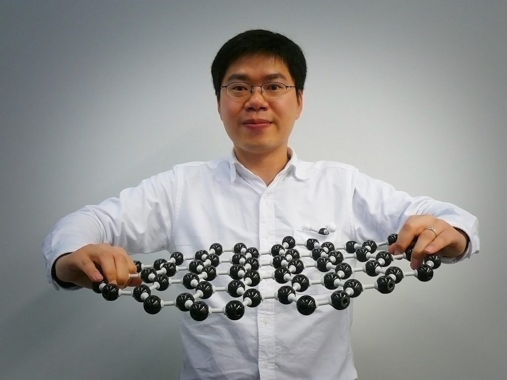 Shou-En Zhu s názornou ukázkou struktury grafenu. (Kredit:  Delft University of Technology)