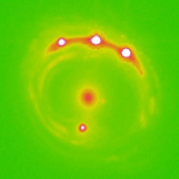Gravitační čočka galaxie s kvasarem RXJ 1131–1231, plus 4 čočkované kvasary z větší dálky. Kredit: University of Oklahoma.