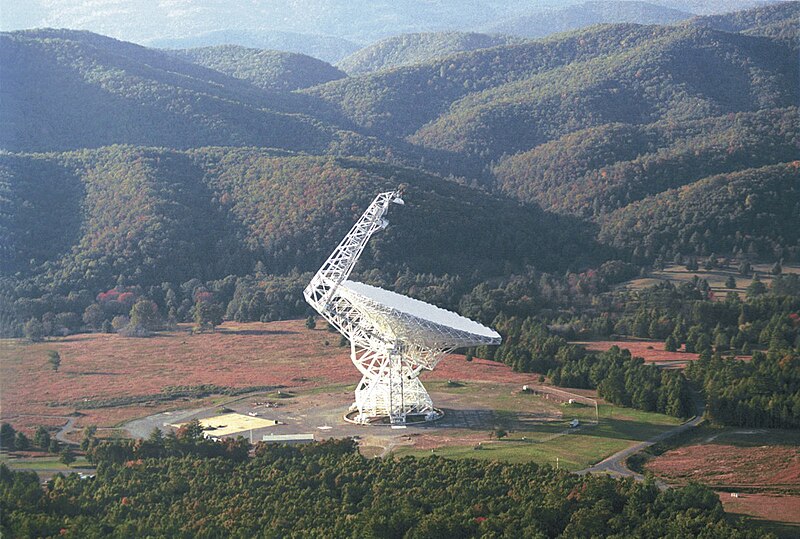 Radioteleskop Green Bank. Kredit: NRAO/AUI, Wikimedia Commons, CC BY-SA 4.0.
